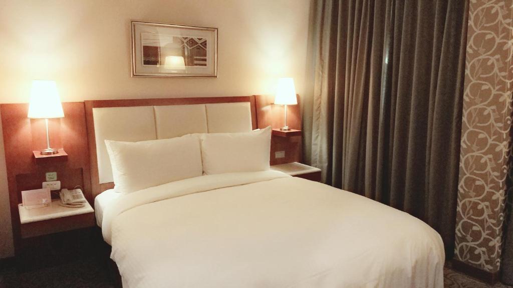 Postel nebo postele na pokoji v ubytování Elegance Hotel