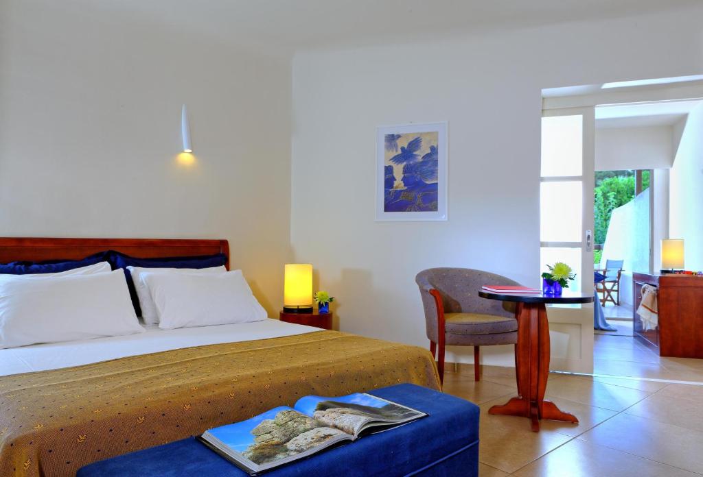 Postel nebo postele na pokoji v ubytování Apollonia Beach Resort & Spa