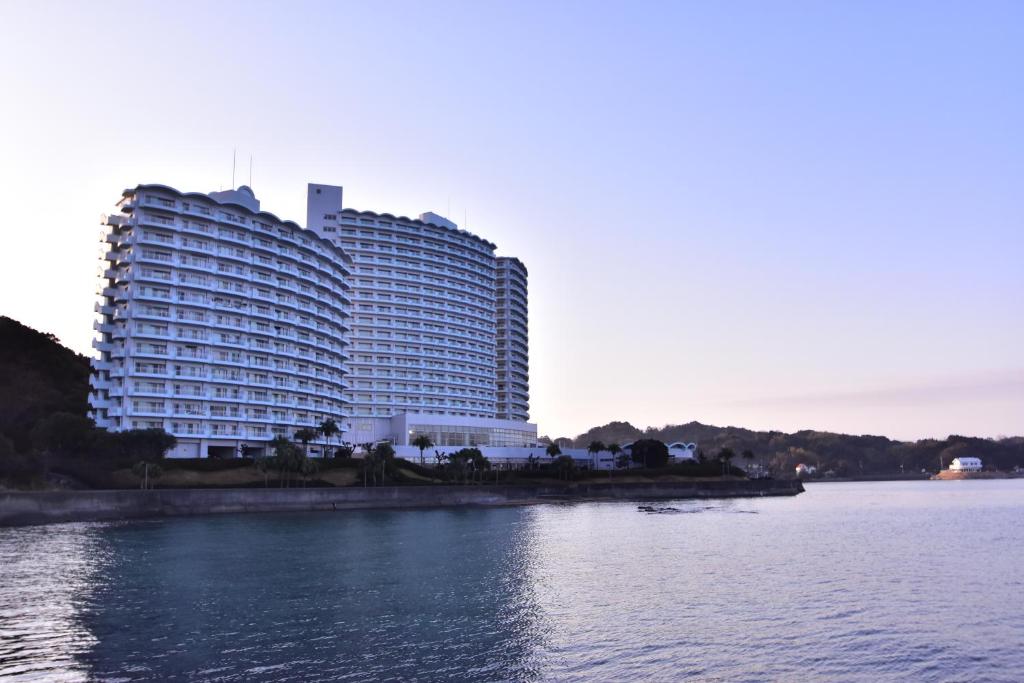 a large building next to a large body of water at Hotel Harvest Nankitanabe in Tanabe