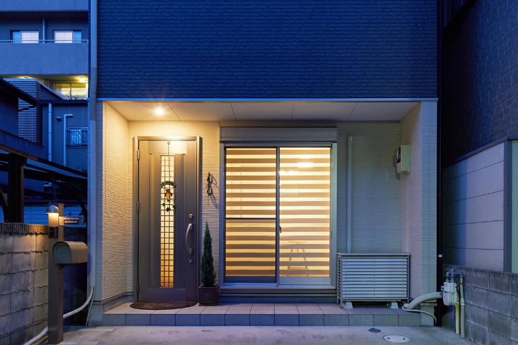 een voordeur van een huis 's nachts bij Goemon Kyoto Station in Kyoto