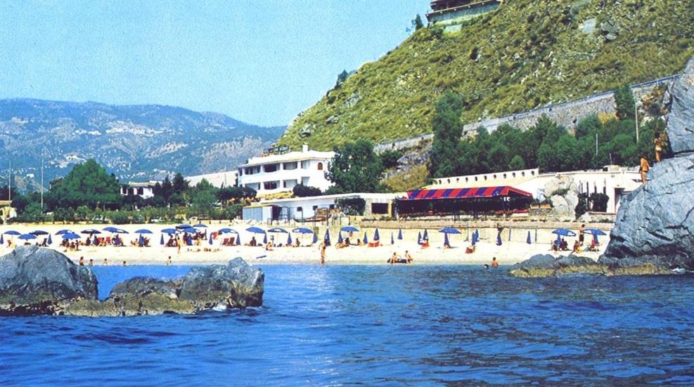 ein Strand mit Sonnenschirmen und Menschen am Strand in der Unterkunft Hotel La Giara in Montauro