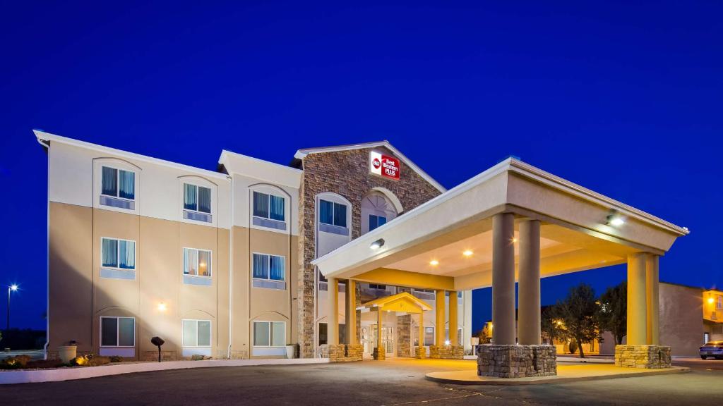 une séance d'hôtel la nuit dans l'établissement Best Western Plus Montezuma Inn and Suites, à Las Vegas