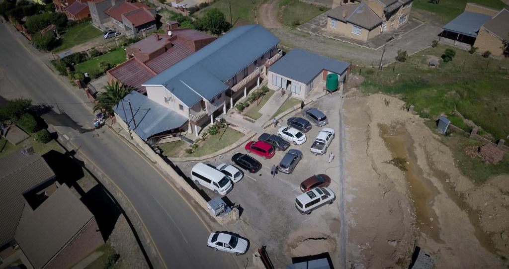 una vista aérea de los coches estacionados en un estacionamiento en Scenery Guesthouse Stadium, en Maseru