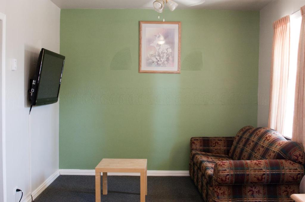 TV a/nebo společenská místnost v ubytování Boundary Motel