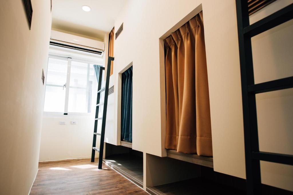 Pokój z drabiną i oknem w obiekcie 放個Jia w mieście Taidong