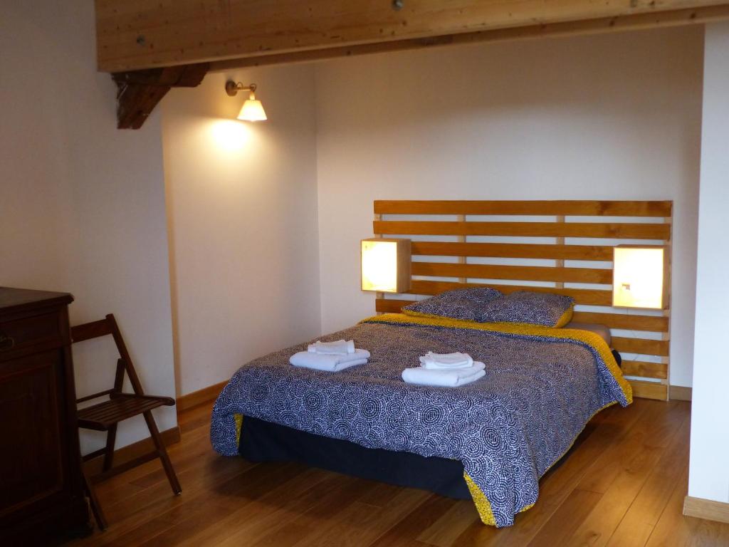 a bedroom with a bed with two towels on it at La chambre d&#39;Eloi, appart à 5mndu zoo de Beauval- 2e étage in Saint-Aignan