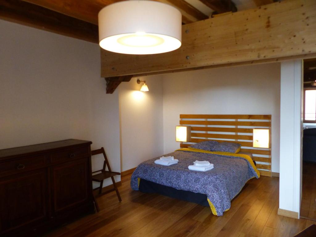 a bedroom with a bed with a blue comforter at La chambre d&#39;Eloi, appart à 5mndu zoo de Beauval- 2e étage in Saint-Aignan