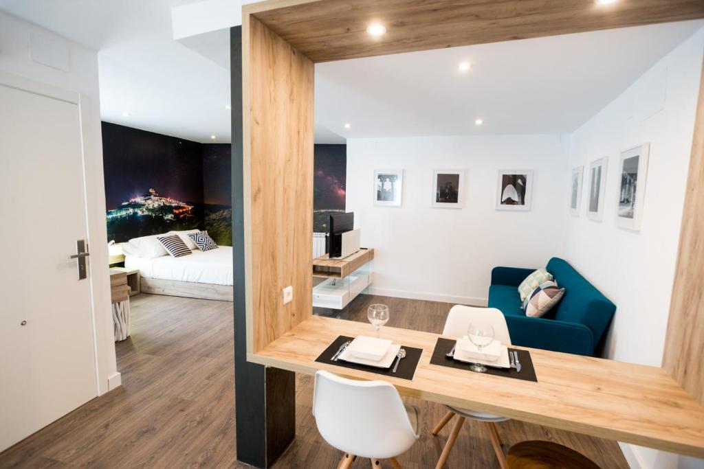 Cette chambre comprend un bureau, un canapé et un lit. dans l'établissement Sant Joan, à Morella