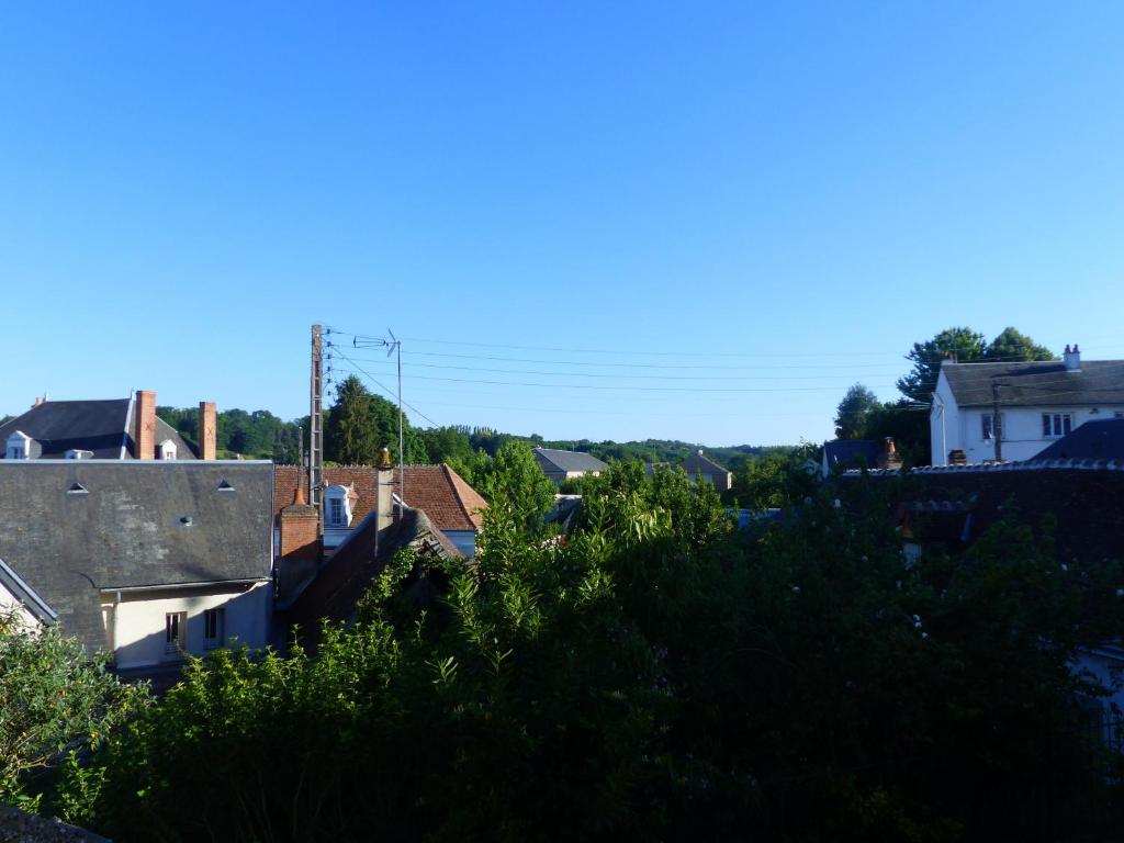 a view of a city with houses and trees at La chambre d&#39;Eloi, appart à 5mndu zoo de Beauval- 2e étage in Saint-Aignan