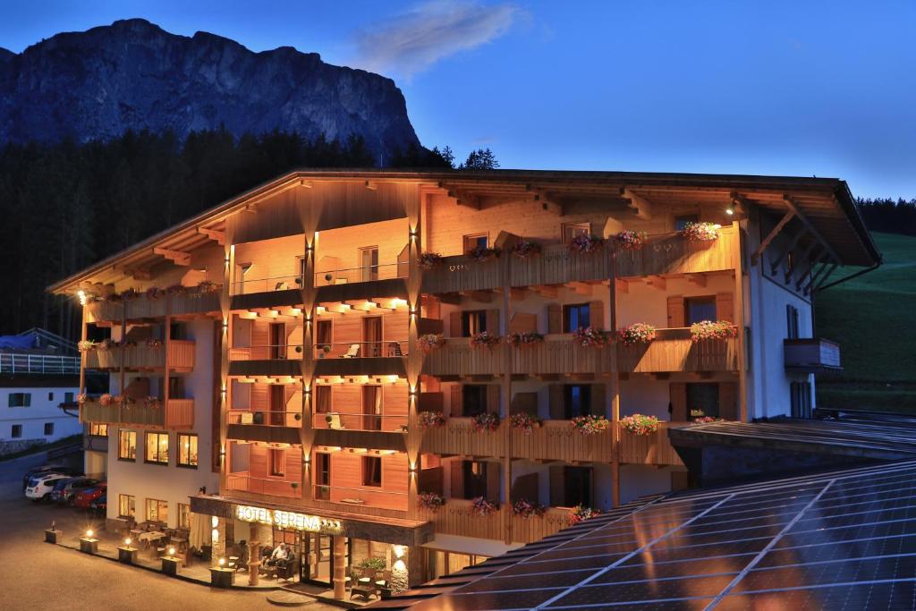 Nespecifikovaný výhled na hory nebo výhled na hory při pohledu z hotelu