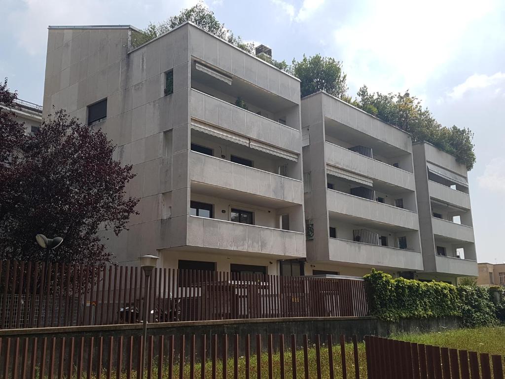 een appartementencomplex met een hek ervoor bij Nido Center II in Bergamo