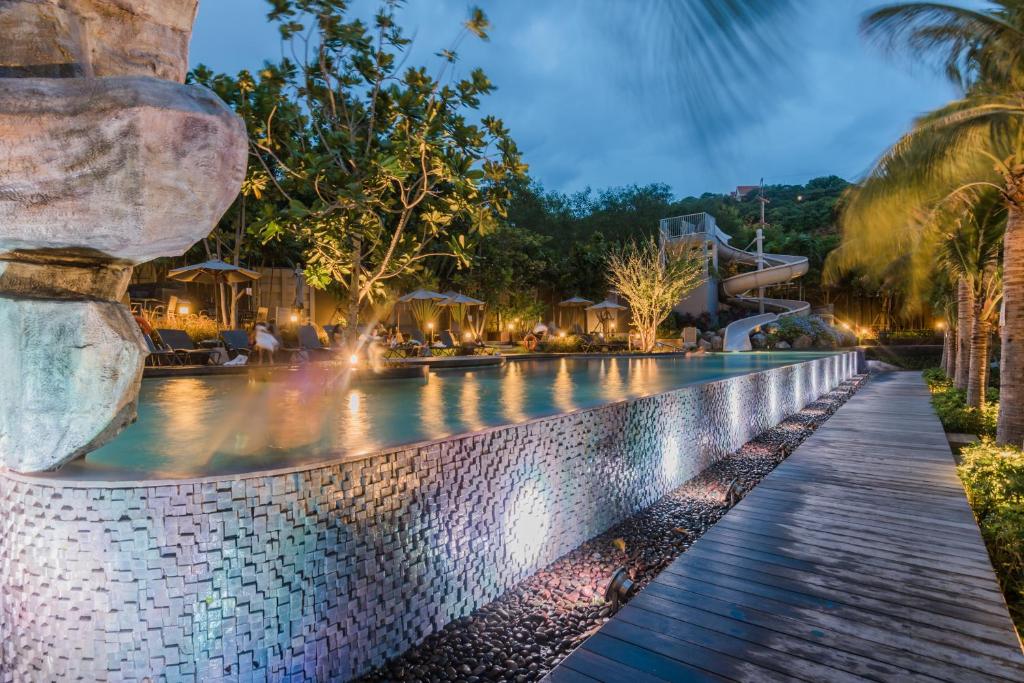 ein Swimmingpool in einem Resort bei Nacht in der Unterkunft Unixx Pattaya by Alvin in Pattaya South