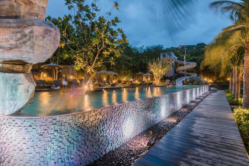 een zwembad in een resort 's nachts bij Unixx Pattaya by Alvin in Pattaya South