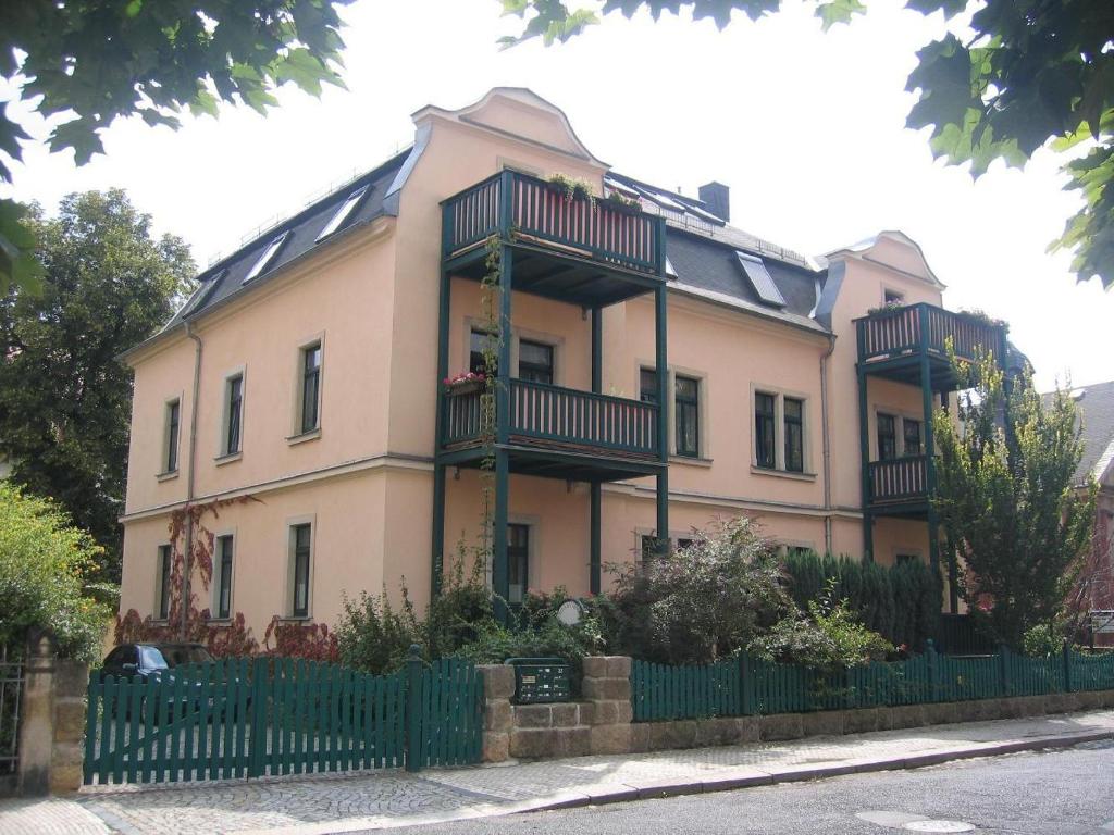 ein großes Haus mit einem Zaun davor in der Unterkunft Apartment - Haus Luna (Objekt 57207) in Dresden