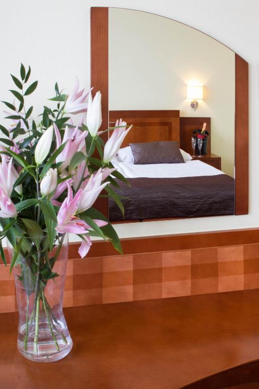 Voodi või voodid majutusasutuse Luxury Family Hotel Bílá Labuť toas
