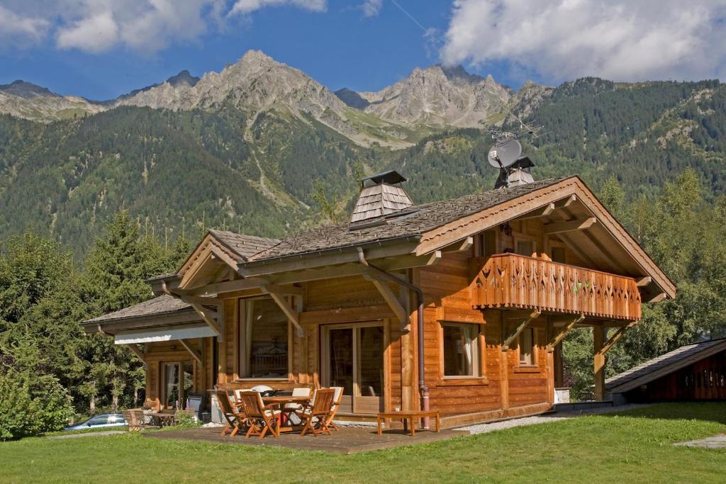 une cabane en rondins avec des montagnes en arrière-plan dans l'établissement Chalet Rimaye - Chamonix, à Chamonix-Mont-Blanc