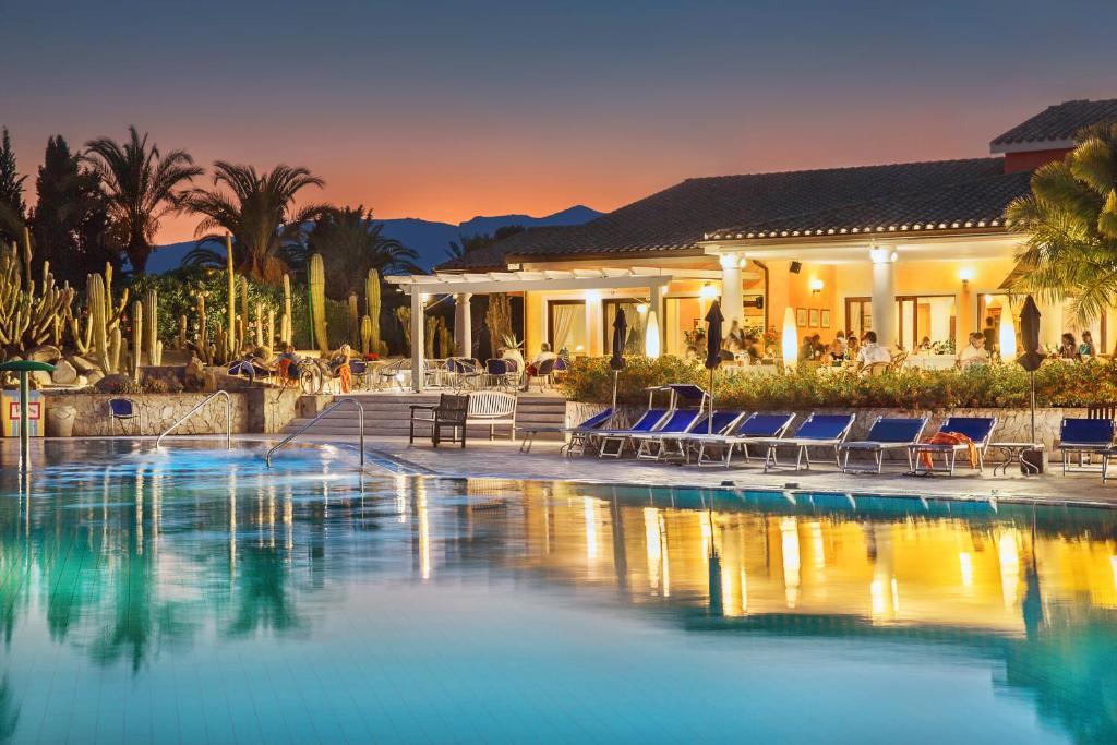 un resort con piscina di fronte a una casa di Lantana Resort Hotel&Apartments a Pula