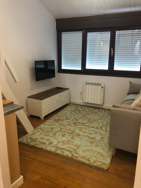A television and/or entertainment centre at Bungalow Laredo