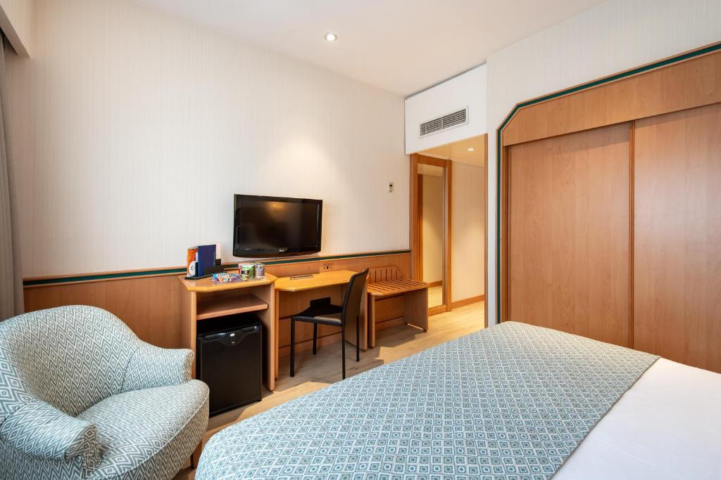 Uma televisão e/ou sistema de entretenimento em Hotel Praga