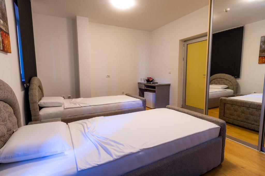 Postel nebo postele na pokoji v ubytování Olympic Wellness & Spa Hotel