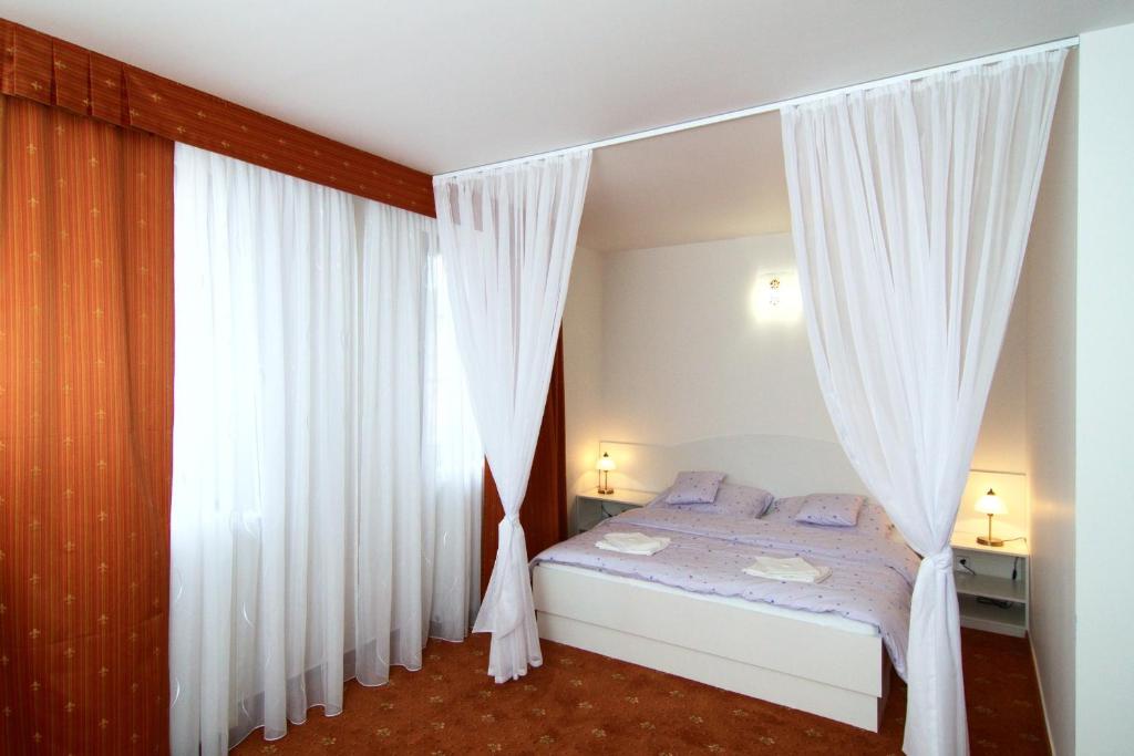 Postel nebo postele na pokoji v ubytování Hotel Pod Sluncem