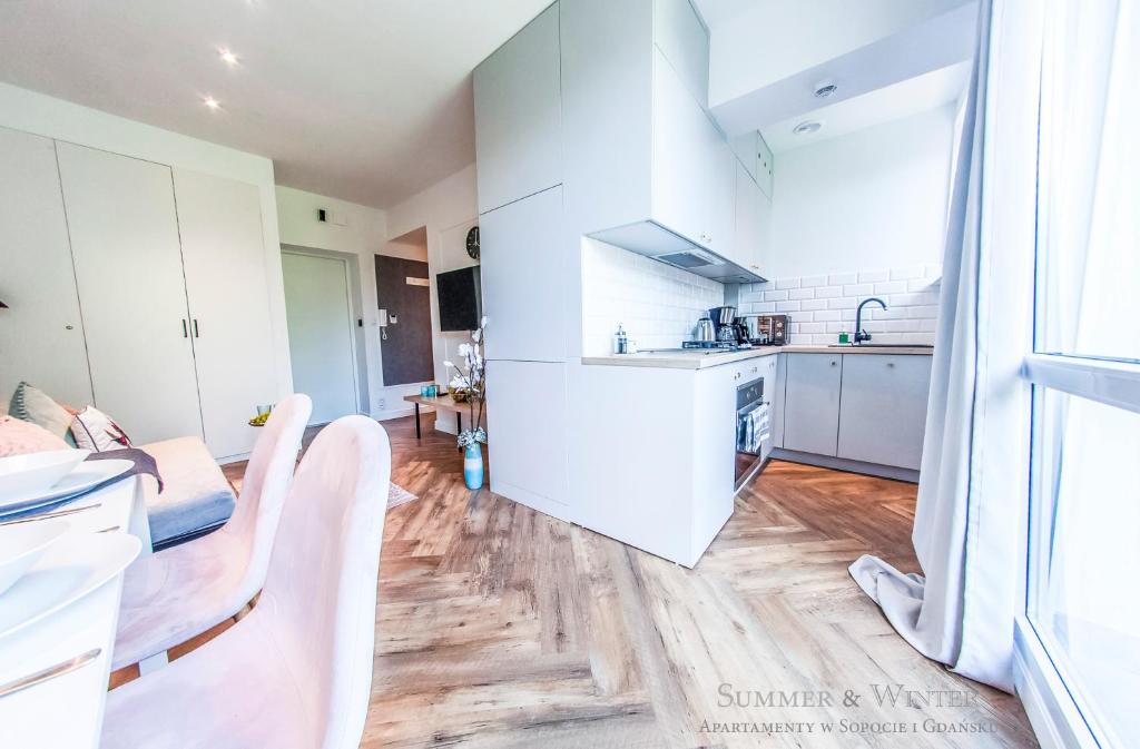 Kuchyňa alebo kuchynka v ubytovaní Family Luxury Pure Old Town Apartament 1-8, 2 sypialnie i salon, parking pub, 60m2