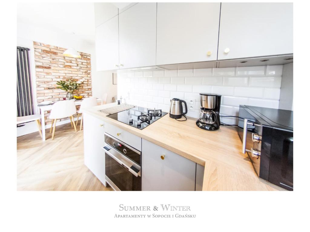 Kuchyňa alebo kuchynka v ubytovaní Family Luxury Pure Old Town Apartament 1-8, 2 sypialnie i salon, parking pub, 60m2