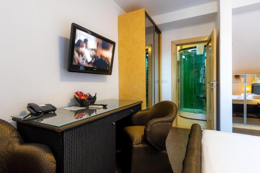 TV a/nebo společenská místnost v ubytování Olympic Wellness & Spa Hotel