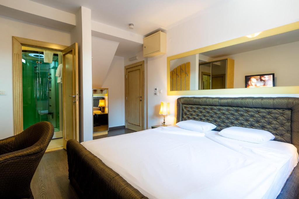 Postel nebo postele na pokoji v ubytování Olympic Wellness & Spa Hotel