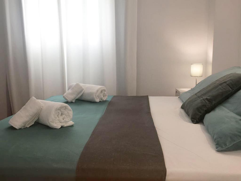 A bed or beds in a room at Apartamentos Albertos
