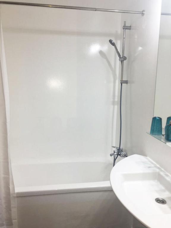 A bathroom at Apartamentos Albertos