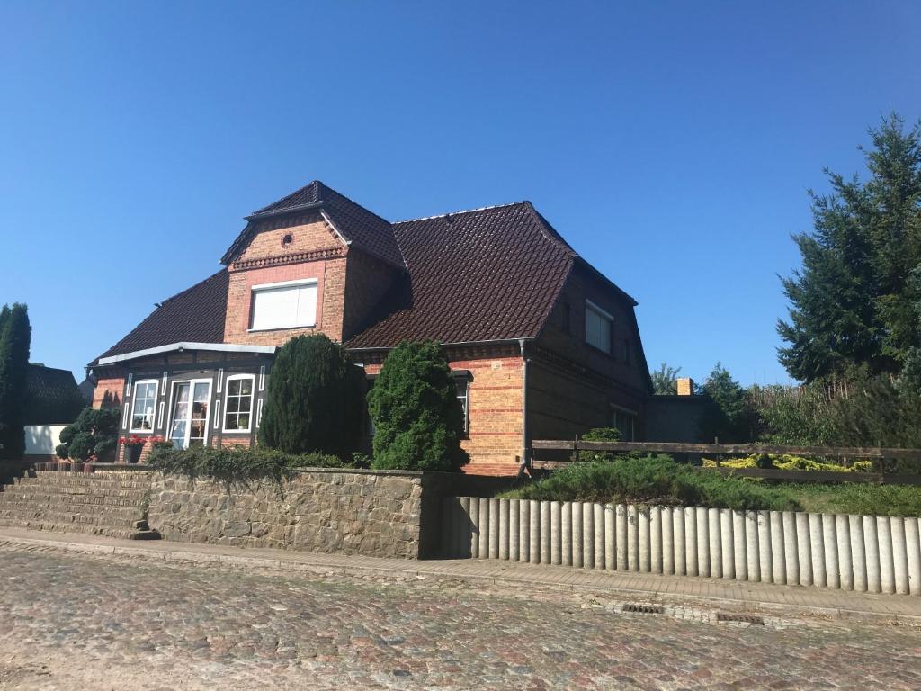 una casa con techo negro y valla en Haus Simon, en Vogelsang
