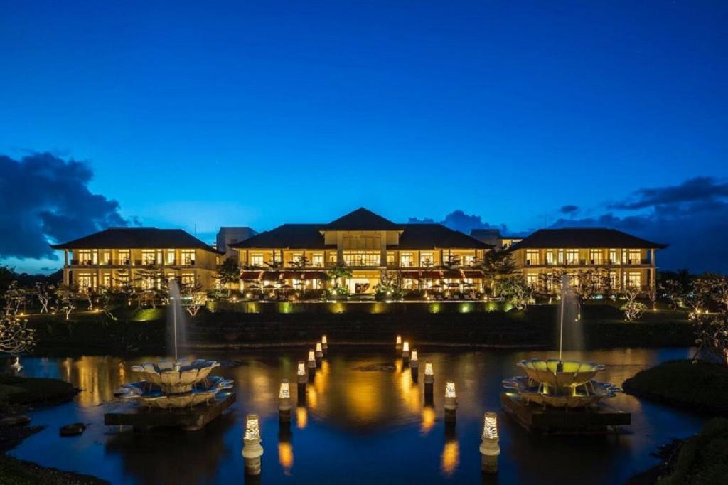 Výhled na řeku, která protéká v blízkosti hotelu