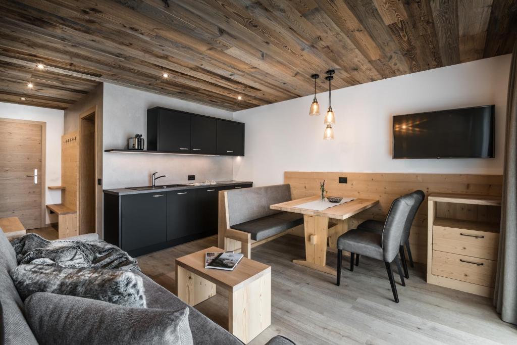 A kitchen or kitchenette at Vila Altonn