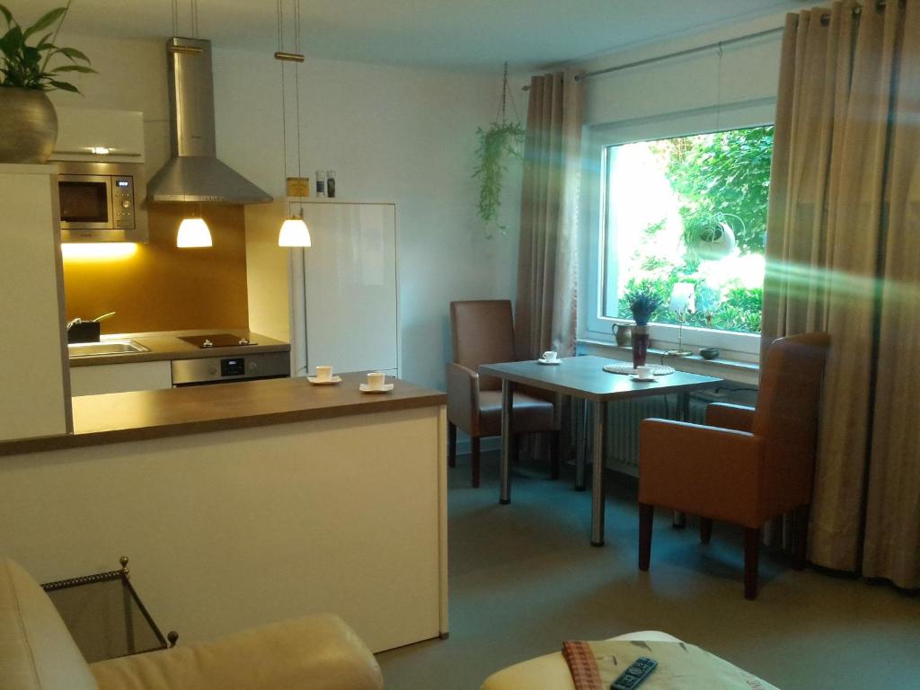 uma cozinha e sala de jantar com uma mesa e uma janela em Oerlihome em Oerlinghausen