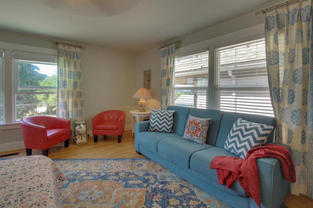 un soggiorno con divano blu e sedia rossa di West Bremerton Cozy Home a Bremerton