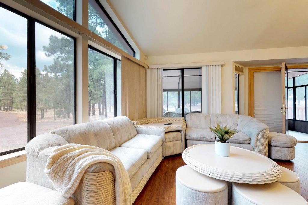 ein Wohnzimmer mit Sofa und Tisch in der Unterkunft Lynx Cabin in Elden Pueblo