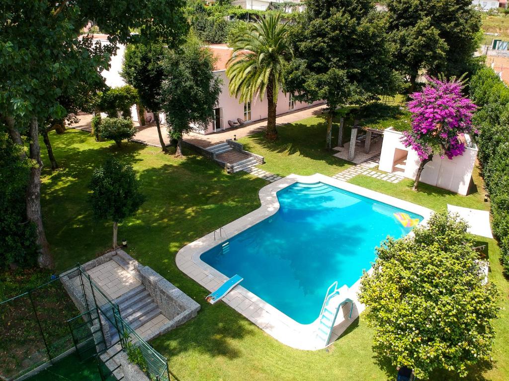 an overhead view of a swimming pool in a yard at Casa da Cachada in Felgueiras