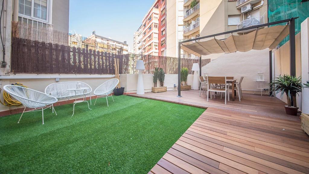 バルセロナにあるYou Stylish Diagonal Apartmentsのバルコニー(椅子付)、緑豊かな芝生