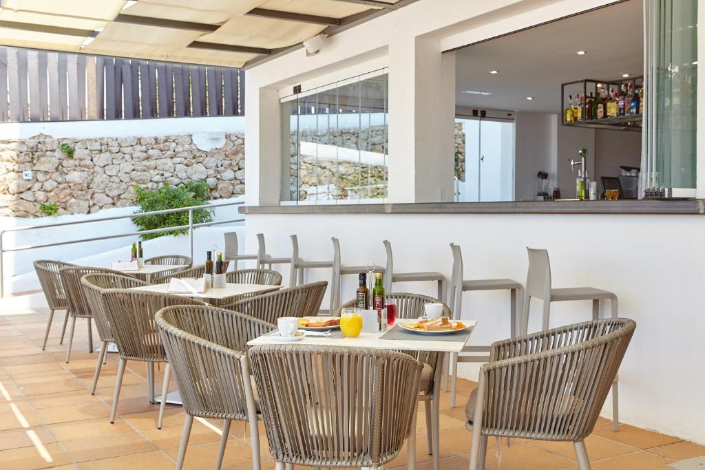Nápoje v ubytování Sol Bahía Ibiza Suites