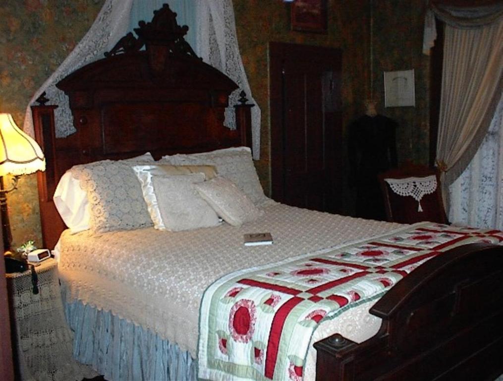 Postel nebo postele na pokoji v ubytování Carleton House Bed and Breakfast