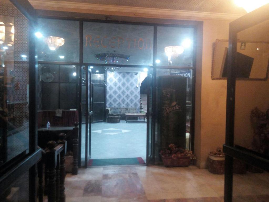 een deur naar een winkel met een bord erop bij Hotel Welcome in Rawalpindi