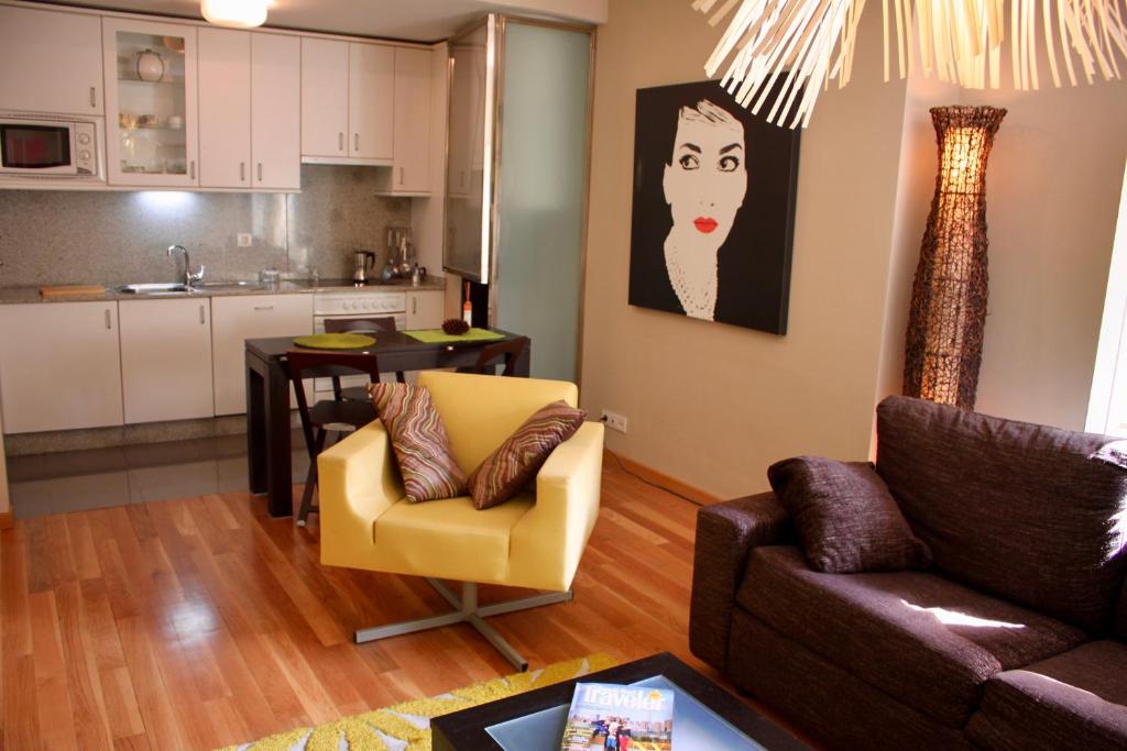 モンダリス・バルネアリオにあるRESIDENCIAL MONDARIZ BALNEARIO 123のリビングルーム(ソファ、椅子付)、キッチン