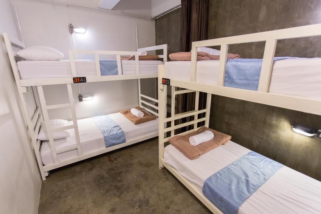Postel nebo postele na pokoji v ubytování Zz Hostel Chiang Mai