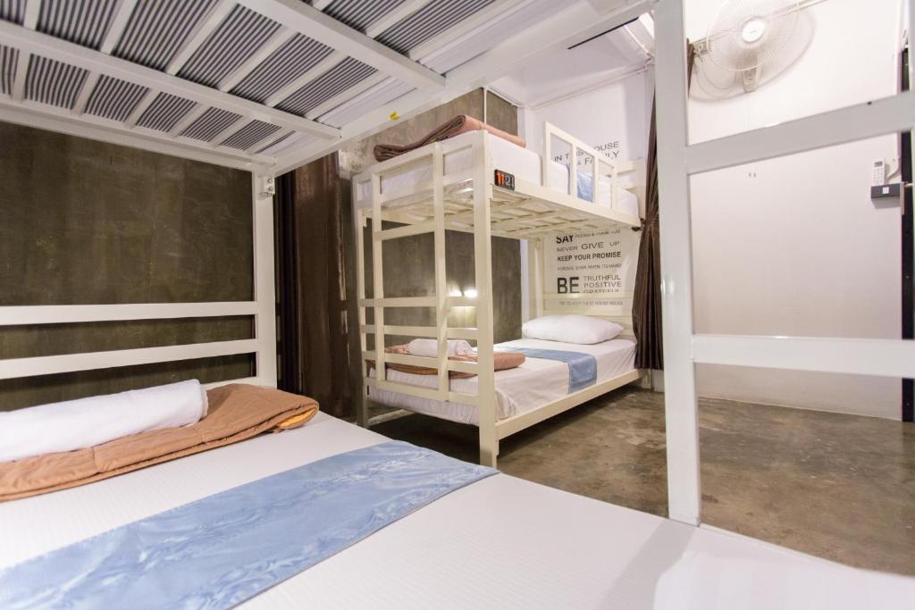 Postel nebo postele na pokoji v ubytování Zz Hostel Chiang Mai