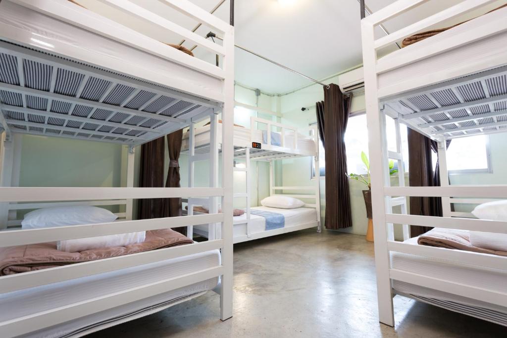 Postel nebo postele na pokoji v ubytování Zz Hostel Chiang Mai