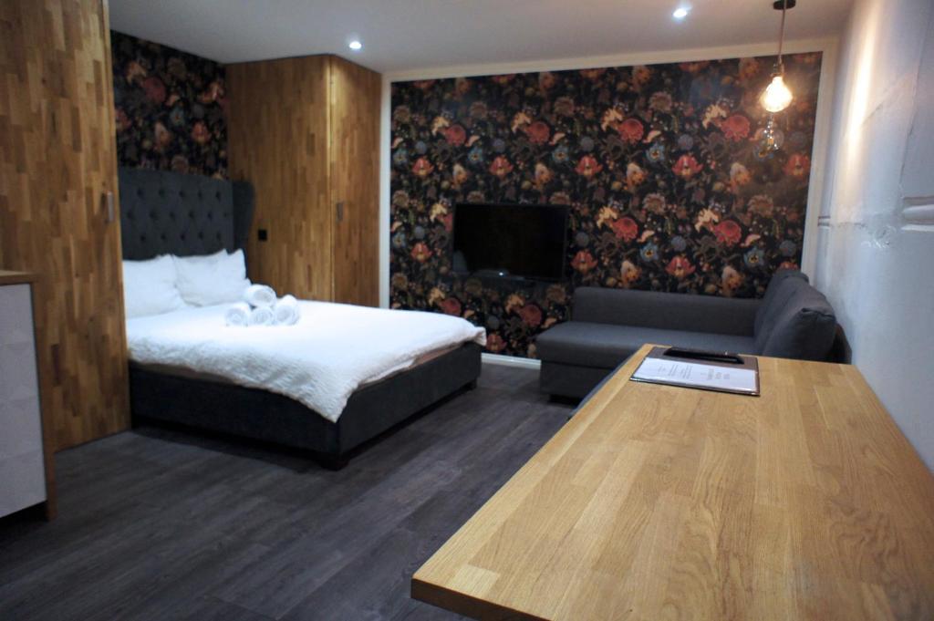 pokój hotelowy z łóżkiem i kanapą w obiekcie Brick Lane Studios w Londynie