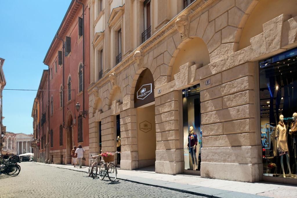 ein Gebäude auf einer Straße mit Fahrrädern davor in der Unterkunft Oriana Homèl Verona in Verona