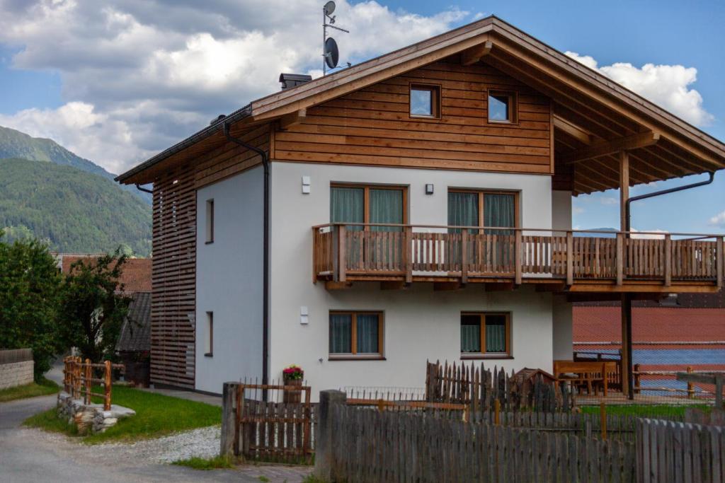 ein Haus mit einem Holzdach und einem Balkon in der Unterkunft Tschafingerhof in Sterzing