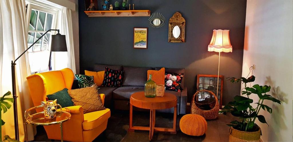 a living room with a couch and a table at La vita e bella in Ootmarsum